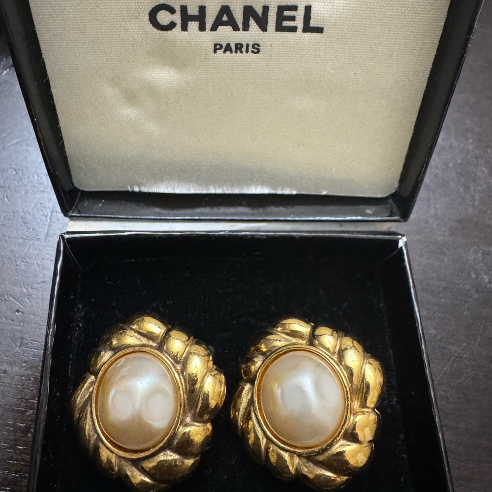 24K gold plated CHANEL vintage clip on earrings in box.